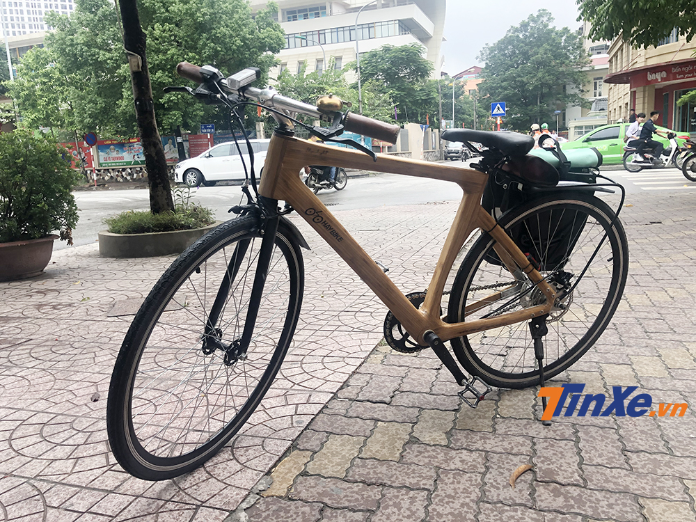 Với thiết kế xe đạp truyền thống và thêm bộ động cơ điện và pin, người điều khiển xe có thể vẫn đạp xe bình thường hoặc sử dụng động cơ điện để trợ lực khi đạp đường dài hoặc đạp lên dốc. Với thiết kế xe đạp truyền thống và thêm bộ động cơ điện và pin, người điều khiển xe có thể vẫn đạp xe bình thường hoặc sử dụng động cơ điện để trợ lực khi đạp đường dài hoặc đạp lên dốc.