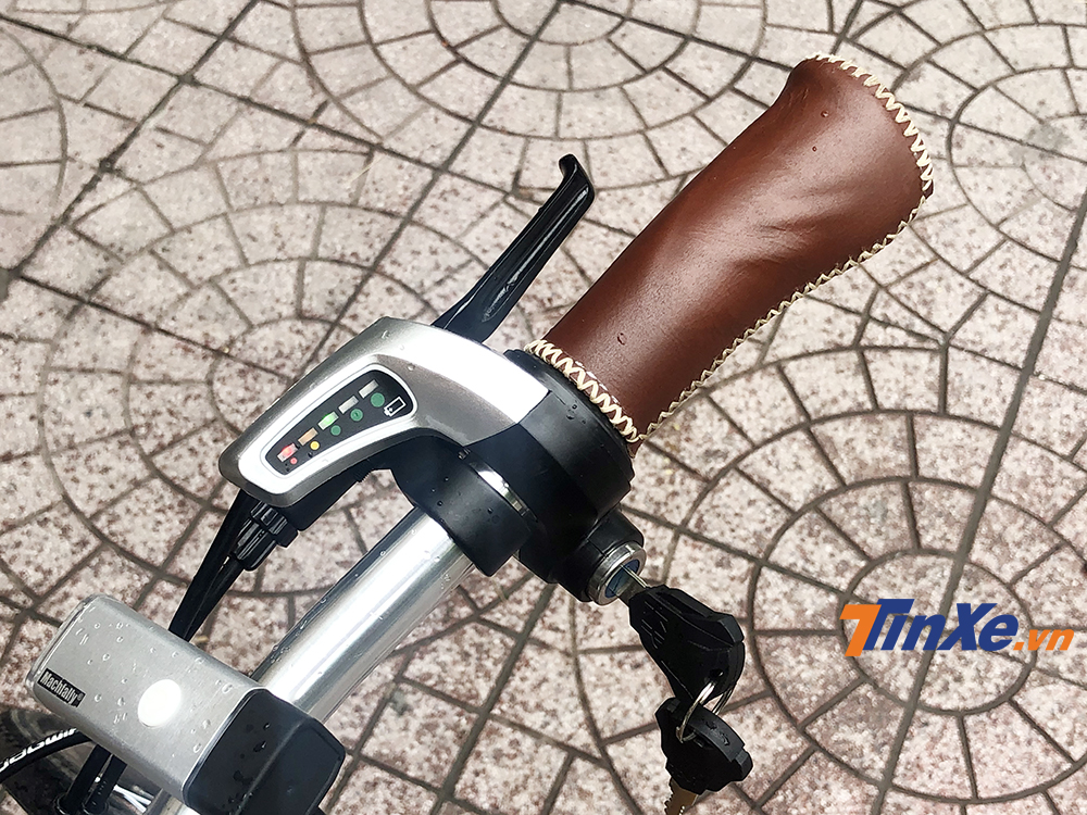 Khoá điện, tay ga và đèn LED hiển thị dung lượng pin đươc tích hợp vào tay lái. Khoá điện, tay ga và đèn LED hiển thị dung lượng pin đươc tích hợp vào tay lái.