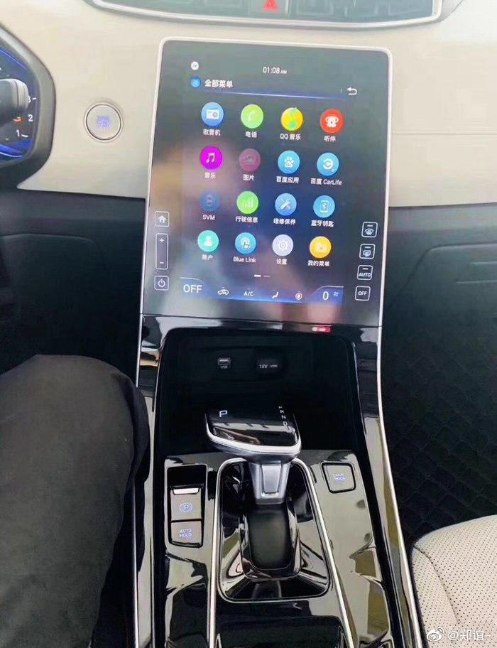Màn hình trung tâm với thiết kế đặt dọc như xe Tesla, tạo cảm giác hiện đại và công nghệ cao Màn hình trung tâm với thiết kế đặt dọc như xe Tesla, tạo cảm giác hiện đại và công nghệ cao