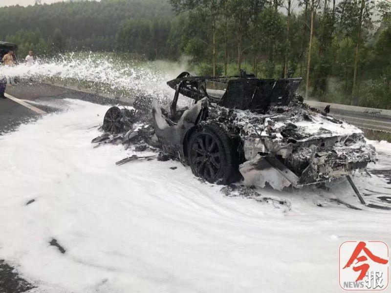 Chiếc Land Rover Range Rover hơn 2 tỷ đồng bị lửa thiêu rụi hoàn toàn Chiếc Land Rover Range Rover hơn 2 tỷ đồng bị lửa thiêu rụi hoàn toàn