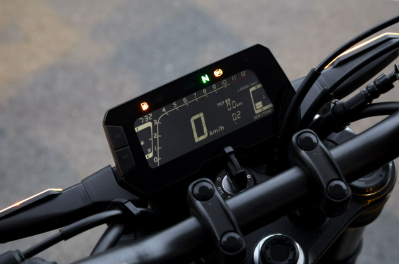 Đồng hồ kỹ thuật số trên Honda CB300R Đồng hồ kỹ thuật số trên Honda CB300R