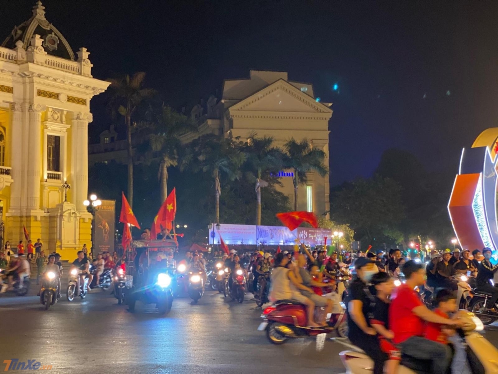 Xe ba gác tham gia cổ vũ với số lượng người trên xe rất lớn, sử dụng đèn pha LED sai quy định