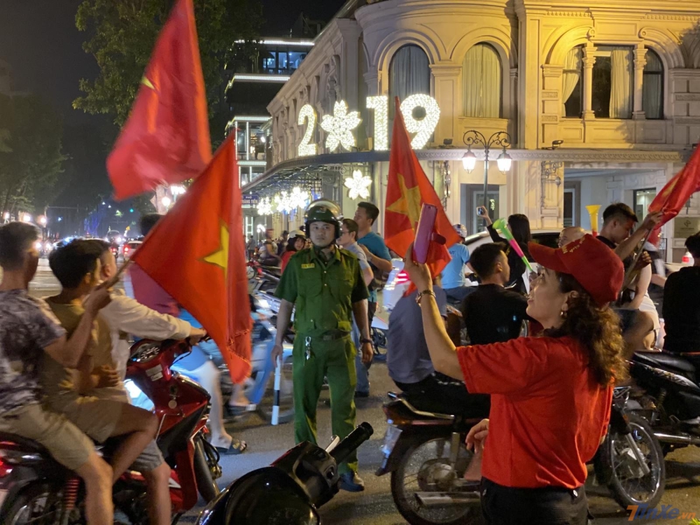 Lực lượng chức năng phải rất vất vả mới có thể giải tán được đám đông, giúp giao thông tuần hoàn trở lại