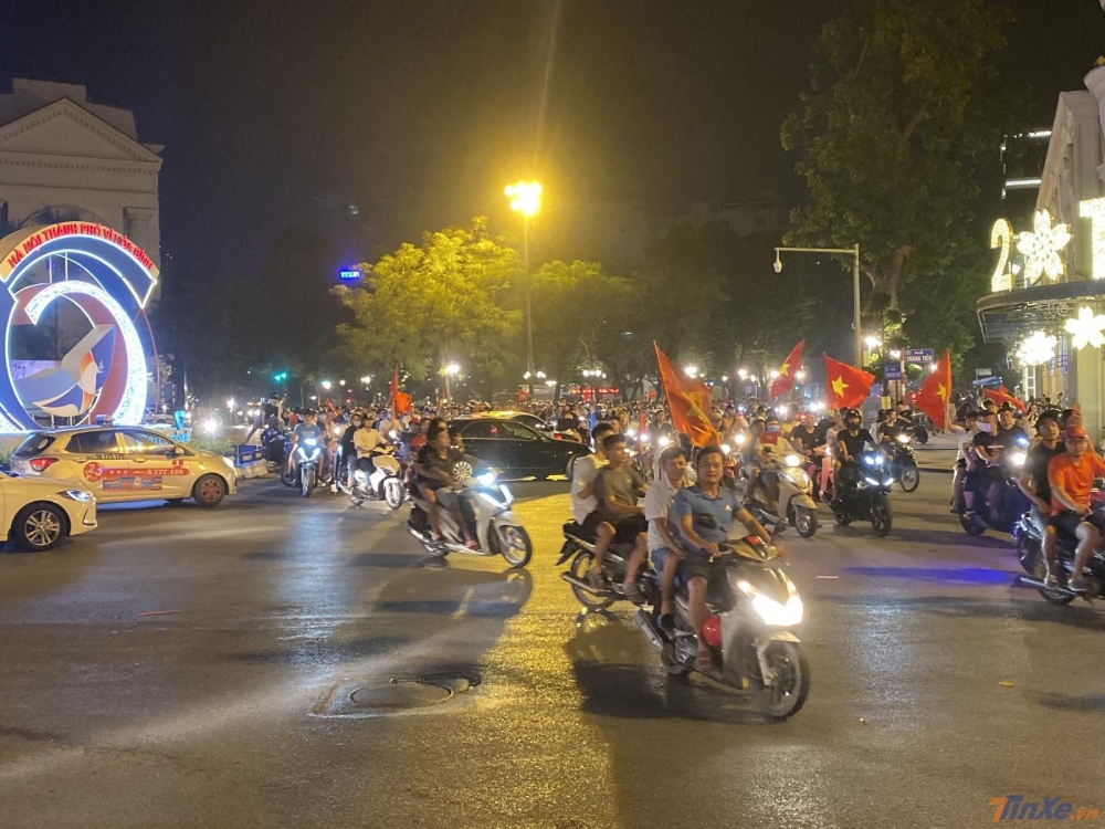 Các cổ động viên cuồng nhiệt vẫn quên việc chấp hành luật lệ giao thông khi không đội mũ bảo hiểm