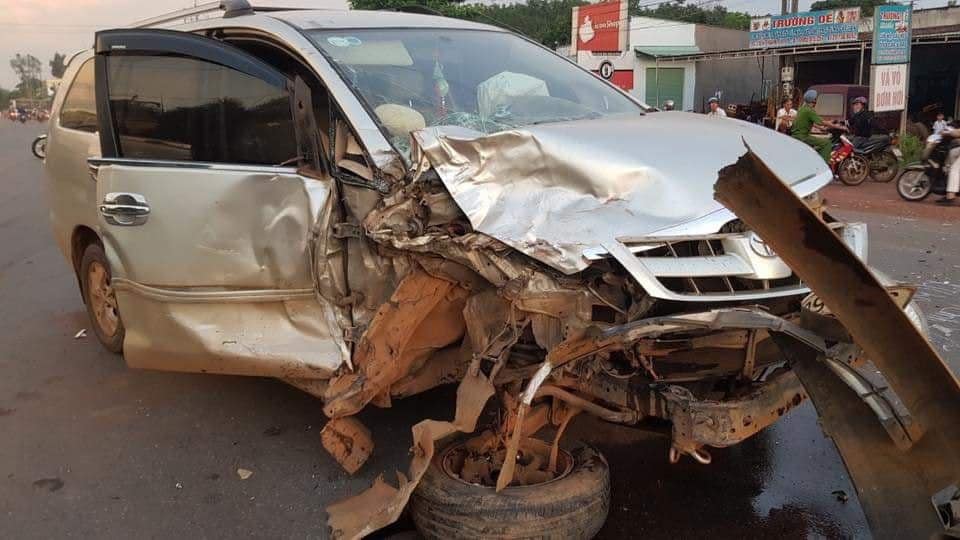Túi khí bên trong chiếc Toyota Innova đã bung ra Túi khí bên trong chiếc Toyota Innova đã bung ra