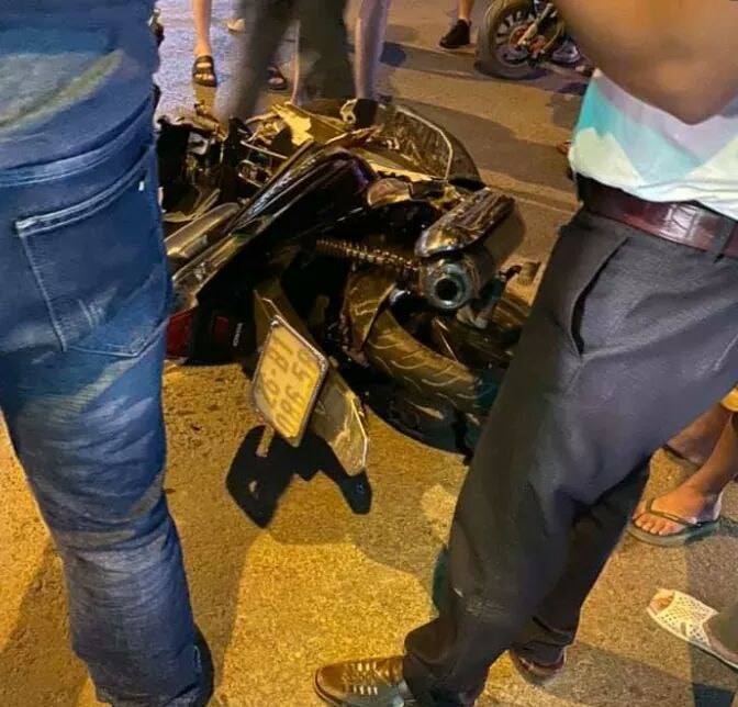 Xe máy của nạn nhân bị hư hỏng nặng Xe máy của nạn nhân bị hư hỏng nặng