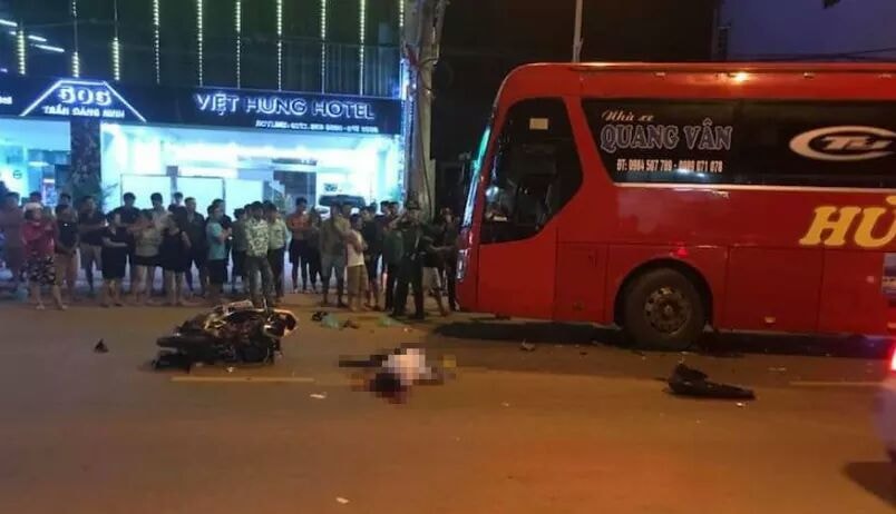 Hiện trường vụ tai nạn giữa ô tô khách và xe máy Hiện trường vụ tai nạn giữa ô tô khách và xe máy