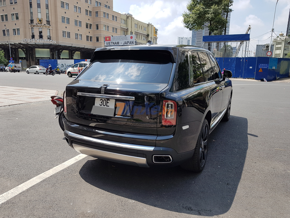 Ngoại thất chiếc Rolls-Royce Cullinan này mang màu đen bóng