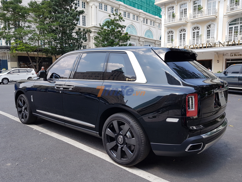 Xe sở hữu bộ mâm 7 chấu kép sơn màu tối