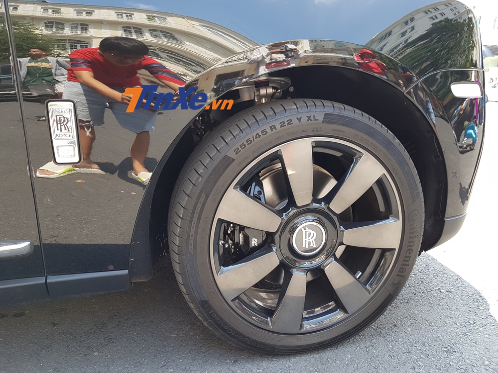 Rolls-Royce Cullinan còn được quảng cáo lội nước sâu đến 540 mm
