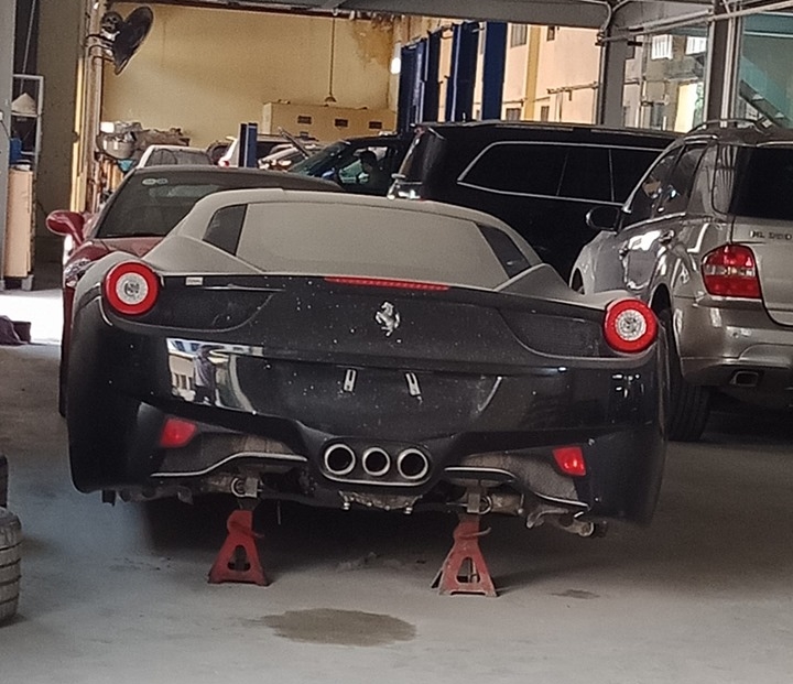Chiếc Ferrari 458 Italia màu đen được đội phía sau lên Chiếc Ferrari 458 Italia màu đen được đội phía sau lên