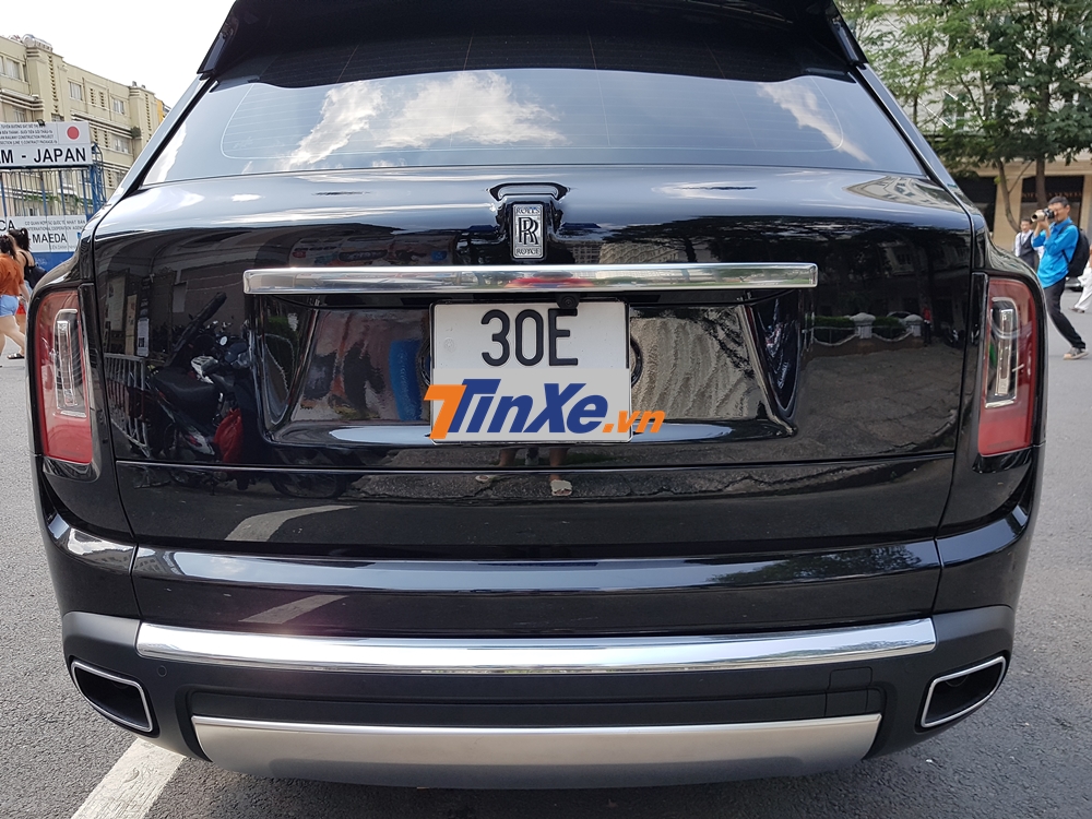 Hiện những chiếc SUV siêu sang Rolls-Royce Cullinan về Việt Nam đều được nhập khẩu không chính hãng và có giá bán ước tính không dưới 30 tỷ đồng