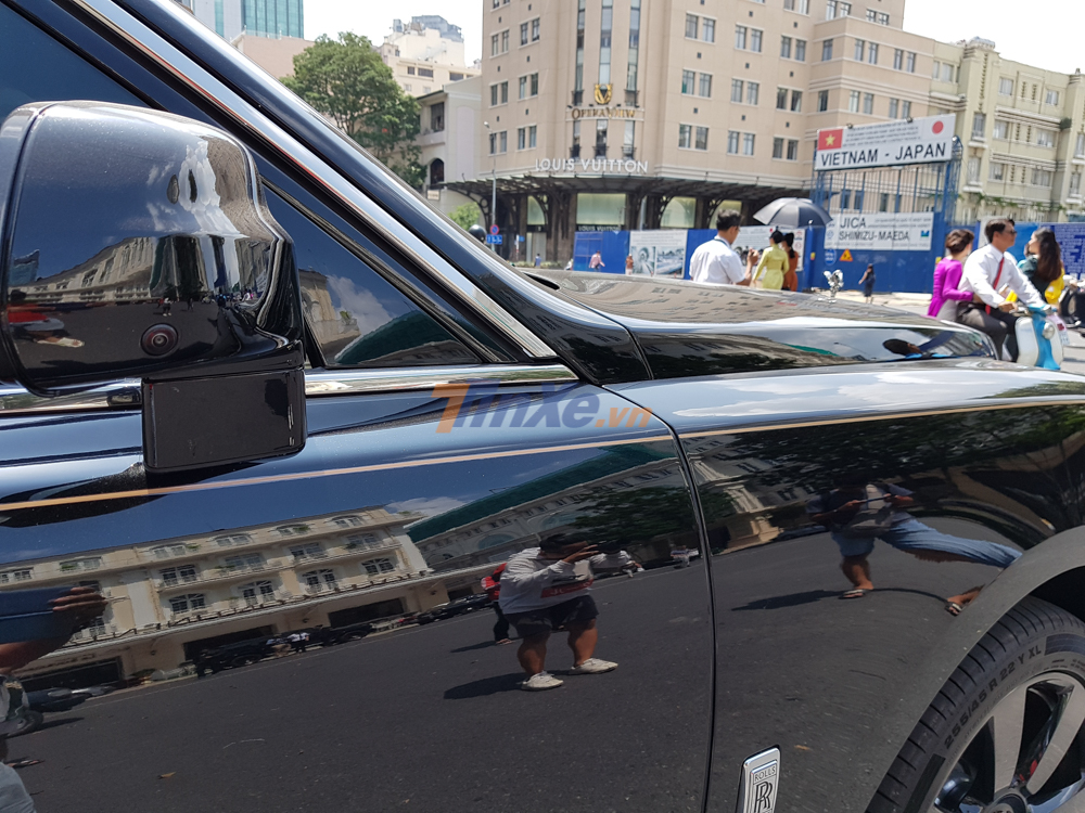 Ngoại thất chiếc SUV siêu sang Rolls-Royce Cullinan mới có mặt trong Sài thành được phủ bên ngoài lớp sơn màu đen hầm hố