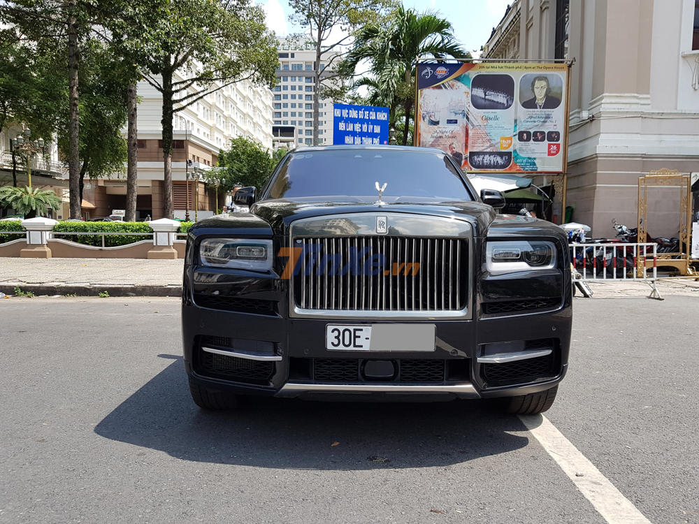 Ngày nay giới mê xe tại Hà thành có thể nói đã quá nhàm chán khi bắt gặp mẫu SUV siêu sang Rolls-Royce Cullinan