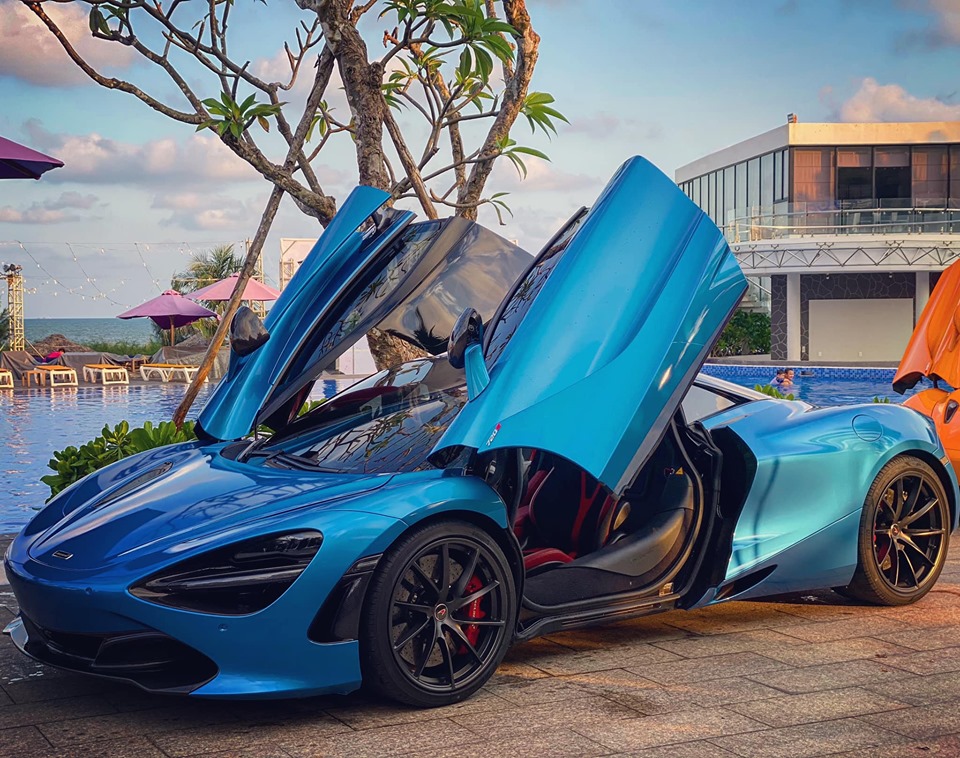 Siêu xe McLaren 720S màu xanh nguyên bản có màu đỏ Memphis Siêu xe McLaren 720S màu xanh nguyên bản có màu đỏ Memphis