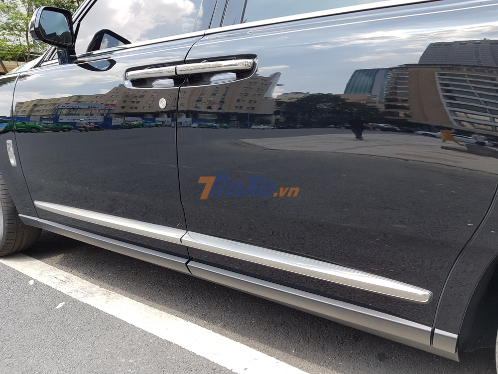 Điểm nhấn ở ngoại thất đen bóng của chiếc SUV siêu sang Rolls-Royce Cullinan này còn có nhiều chi tiết được mạ crôm bóng loáng