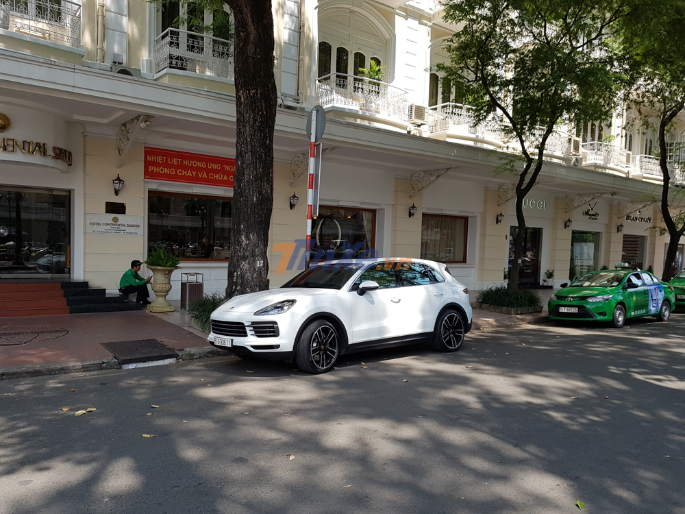 Khoảng 10h43 phút, Cường Đô-la lái Porsche Cayenne S đến họp mặt cùng trưởng đoàn Car Passion