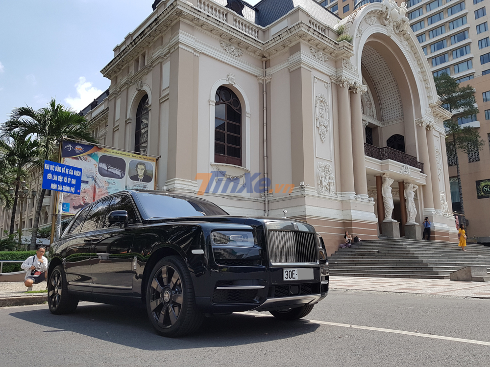 SUV siêu sang Rolls-Royce Cullinan đỗ tại Nhà hát Thành phố Hồ Chí Minh