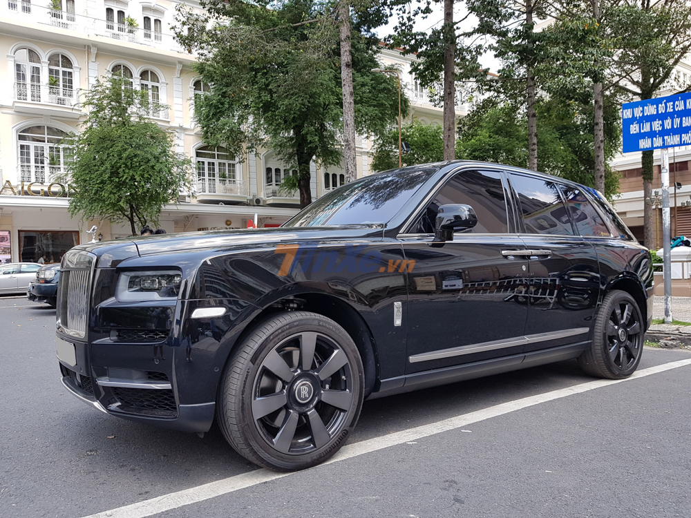 Chiếc Rolls-Royce Cullinan này đeo biển Hà Nội khi dạo phố ở trong Nam