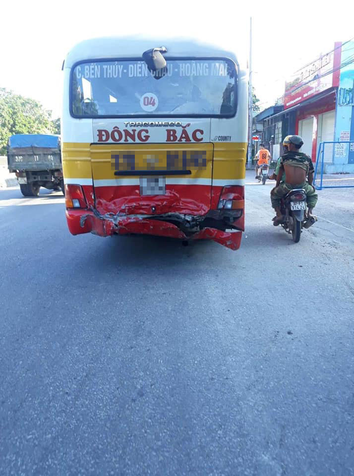 Chiếc xe buýt bị móp méo phần đuôi phía sau
