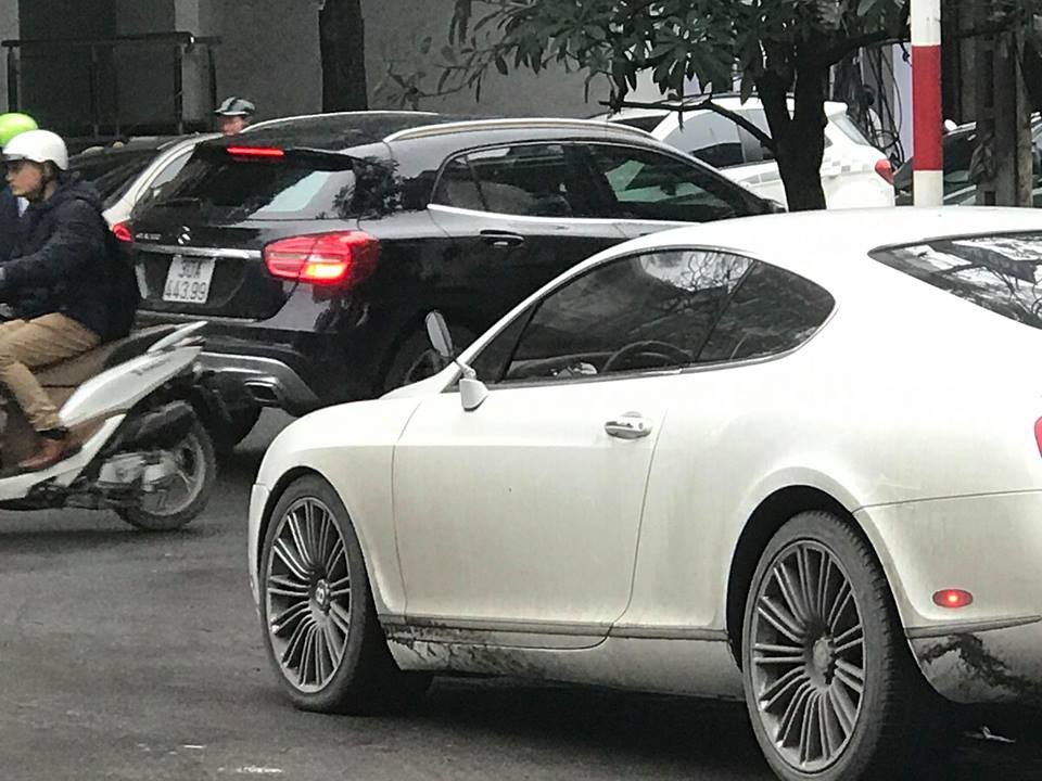 Bentley Continental GT Speed lắp gương xe máy Bentley Continental GT Speed lắp gương xe máy