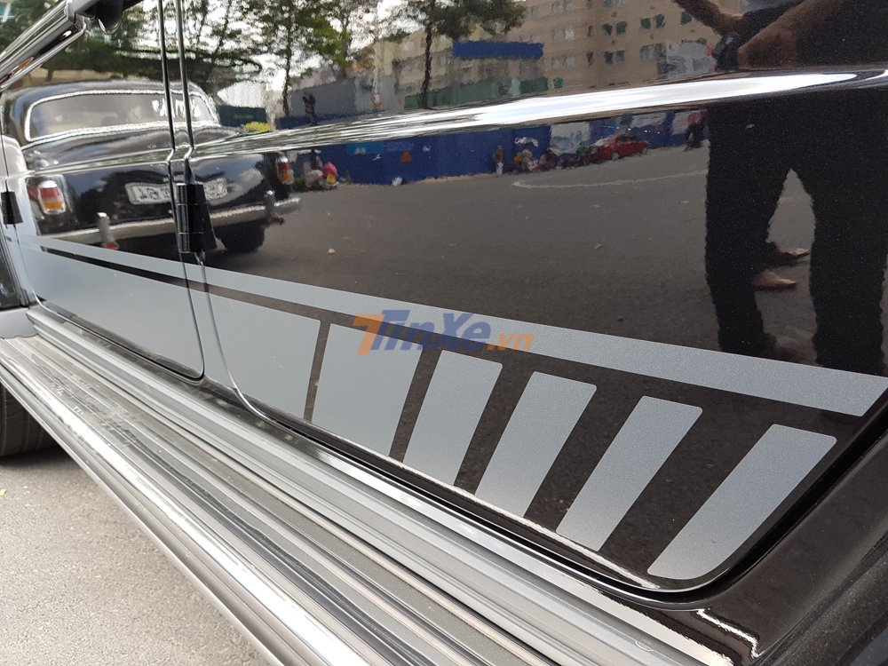Điểm nhấn cuối c&ugrave;ng ở ngoại thất của &ocirc;ng vua địa h&igrave;nh Mercedes-AMG G63 Edition 1 so với bản ti&ecirc;u chuẩn Mercedes-AMG G63 c&ograve;n c&oacute; đề-can m&agrave;u bạc chất AMG b&ecirc;n h&ocirc;ng xe