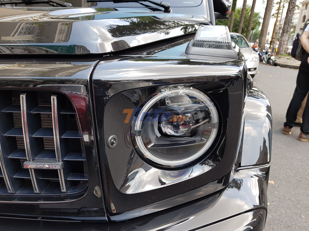 Tiếp đến l&agrave; đ&egrave;n pha của Mercedes-AMG G63 Edition 1 thiết kế lại v&agrave; sử dụng c&ocirc;ng nghệ LED to&agrave;n phần. Dải đ&egrave;n LED tr&ograve;n của xe cũng c&aacute; t&iacute;nh