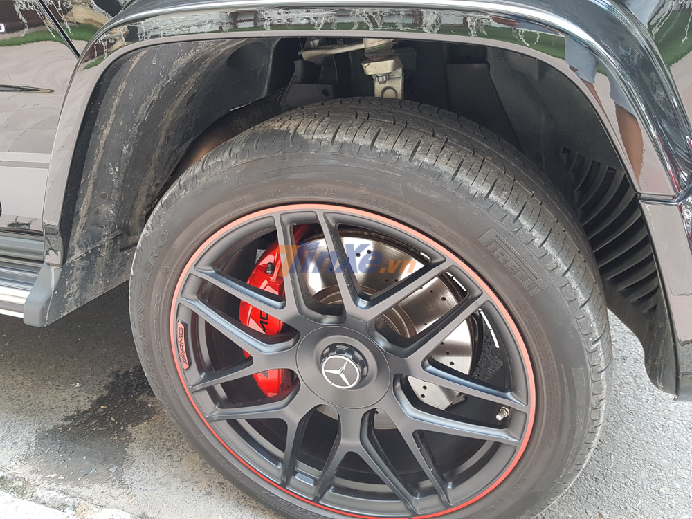 những chiếc SUV hạng sang Mercedes-AMG G63 Edition 1 sẽ đi k&egrave;m bộ m&acirc;m 7 chấu k&eacute;p sơn đen mờ kết hợp c&ugrave;ng viền ngo&agrave;i m&acirc;m ho&agrave;n th&agrave;nh m&agrave;u đỏ