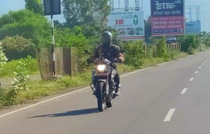 KTM 250 Adventure sử dụng đ&egrave;n pha halogen thay v&igrave; hệ thống chiếu s&aacute;ng fulll LED như 390 Adventure