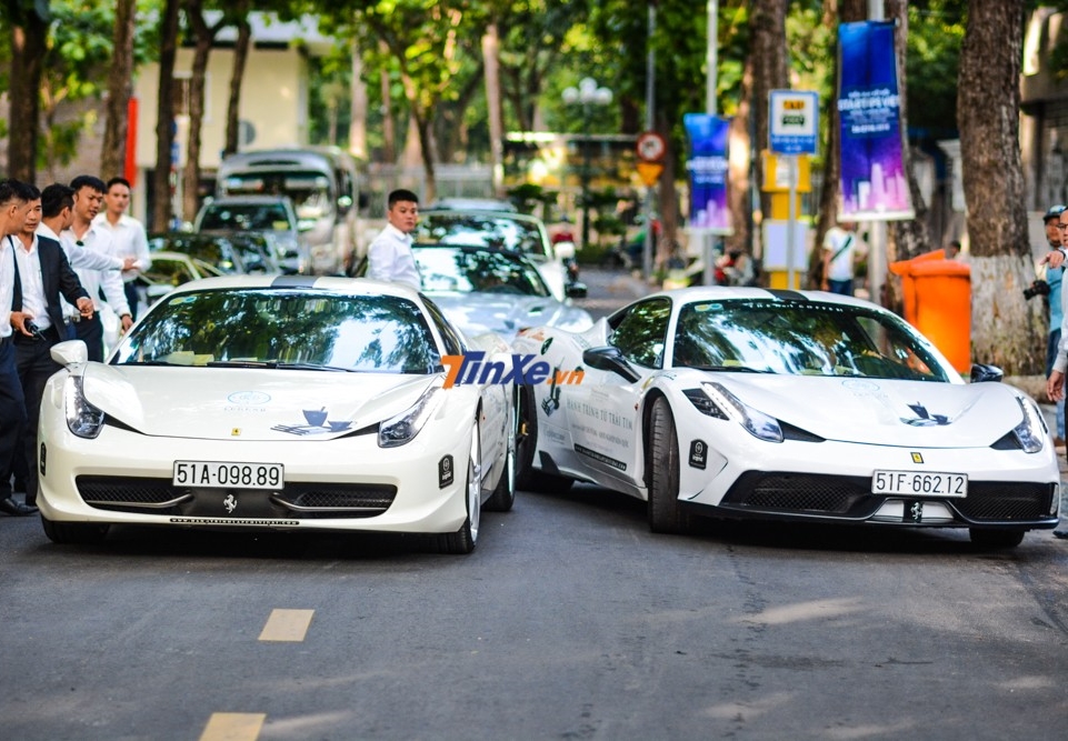 Ferrari 458 Italia bên trái và phía còn lại chính là Ferrari 458 Speciale
