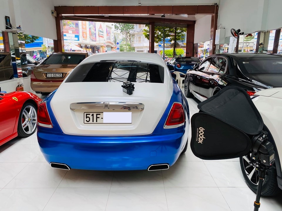 Nửa thân trên của chiếc Rolls-Royce Wraith hoàn thành màu trắng English còn nửa thân dưới là xanh Salamanca