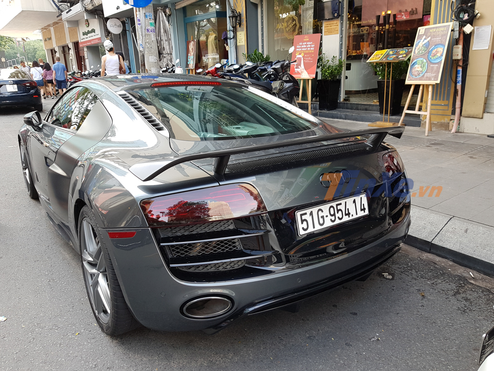 Cận cảnh vẻ đẹp của siêu xe Audi R8 V10 Coupe khi được trang bị một số chi tiết carbon và cả cánh gió đuôi phía sau xe