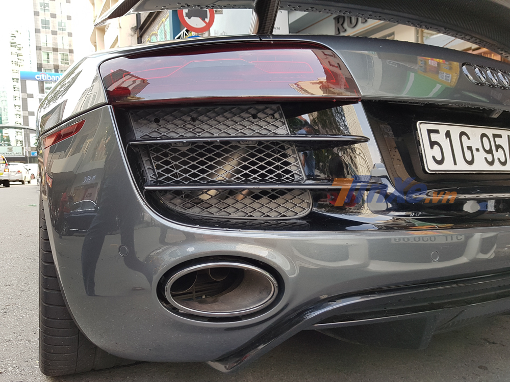 Để phân biệt siêu xe Audi R8 thế hệ đầu tiên thuộc phiên bản V8 hay V10 giới sành xe nhìn vào số nan có trên hốc gió trước hoặc phía sau của xe