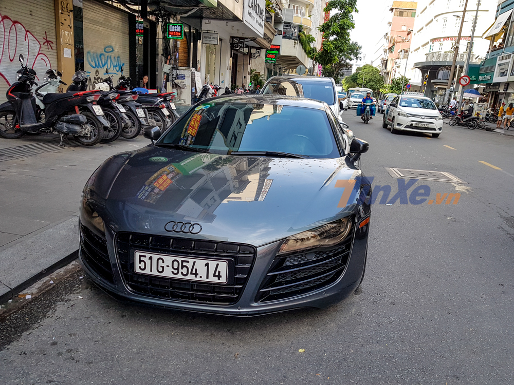 Nhìn từ trực diện phần đầu siêu xe Audi R8 V10 Coupe độc nhất Việt Nam này rất khó phát hiện chiếc xe đã được chủ nhân chi hầu bao để độ lại ngoại thất