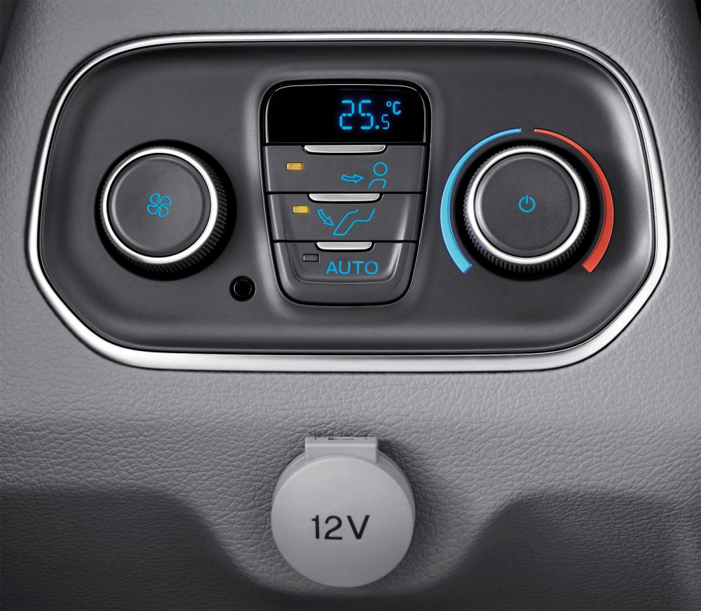 Ford Tourneo được trang bị hệ thống điều hòa 2 vùng tự động độc lập với cửa gió điều hòa đầy đủ cho từng hàng ghế
