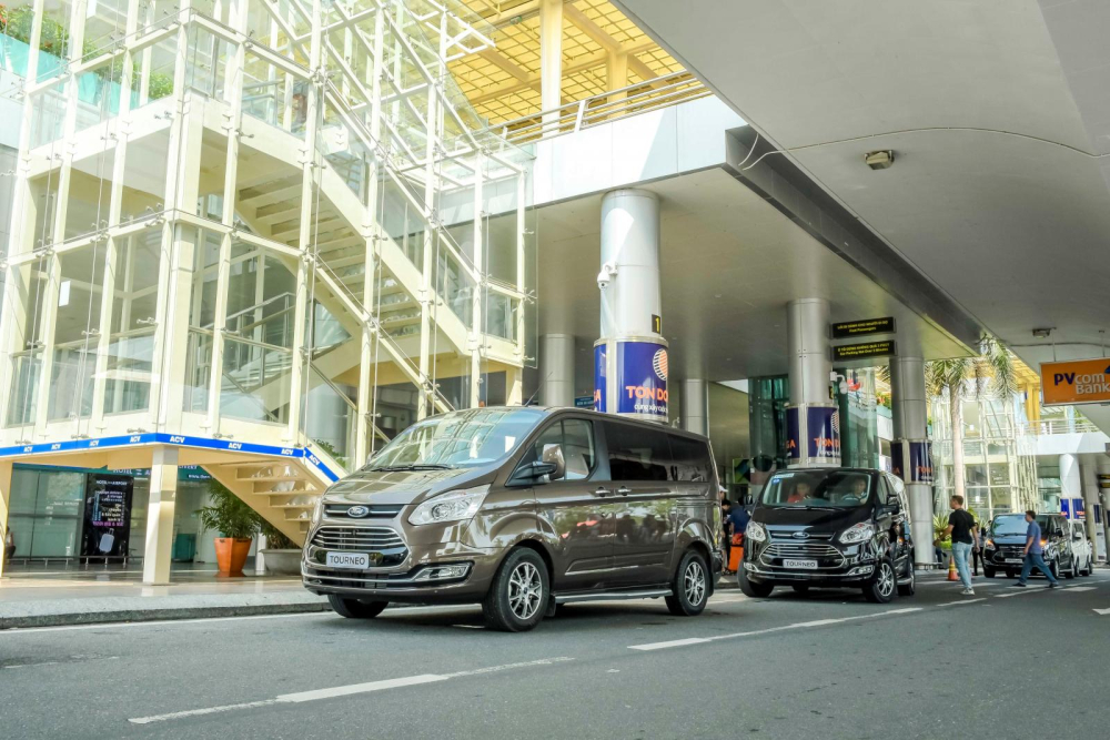 Ngoại thất chưa thực sự bắt mắt nhưng giá trị hấp dẫn của Ford Tourneo nằm ở những tiện nghi mà mẫu xe này đem lại cho hành khách ngồi bên trong