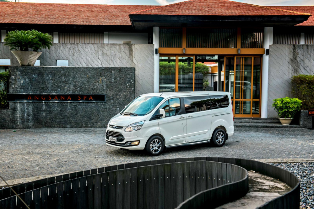 Ford Tourneo có thiết kế ngoại thất không quá nổi trội như các đối thủ khác trong phân khúc