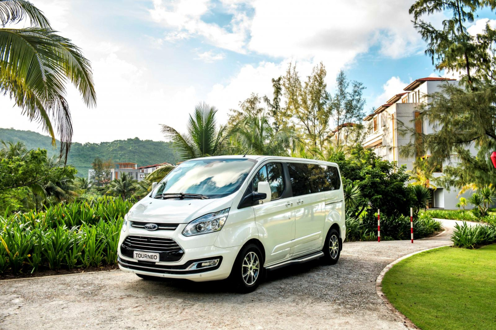 So với người anh Ford Transit, phần đầu xe của Ford Tourneo được thiết kế tinh tế hơn phần nào nhấn nhá được một chút cao cấp