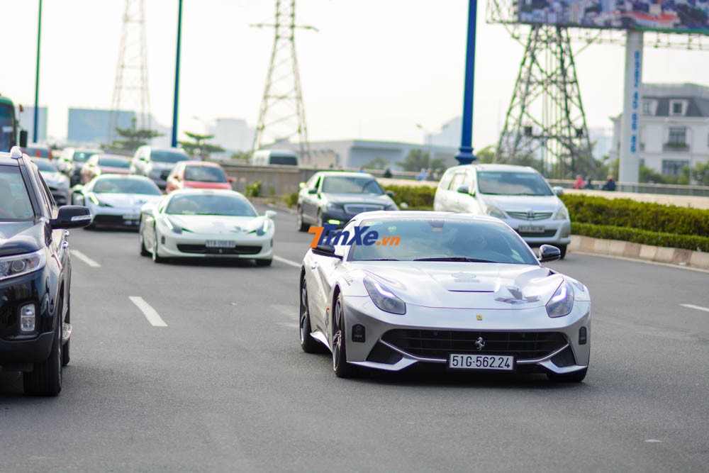 Ferrari F12 Berlinetta mang màu bạc lúc còn thuộc sở hữu của ông Đặng Lê Nguyên Vũ Ferrari F12 Berlinetta mang màu bạc lúc còn thuộc sở hữu của ông Đặng Lê Nguyên Vũ