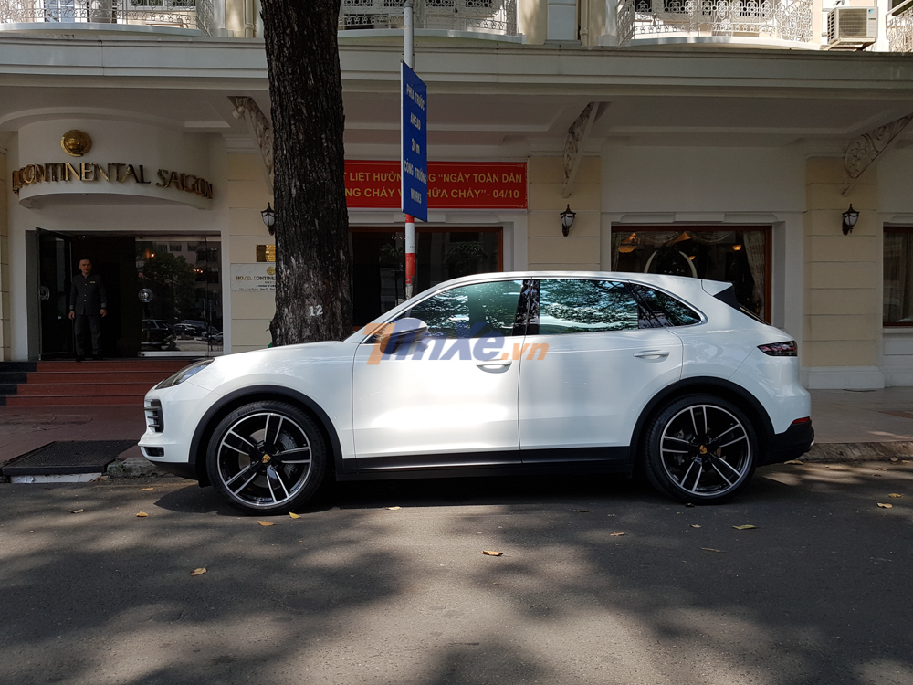 Trong garage của Cường Đ&ocirc;-la hiện nay, ngo&agrave;i chiếc Porsche Cayenne S thế hệ mới n&agrave;y, doanh nh&acirc;n phố n&uacute;i c&ograve;n sở hữu một chiếc Porsche kh&aacute;c đ&oacute; ch&iacute;nh l&agrave; d&ograve;ng xe sedan hạng sang Panamera