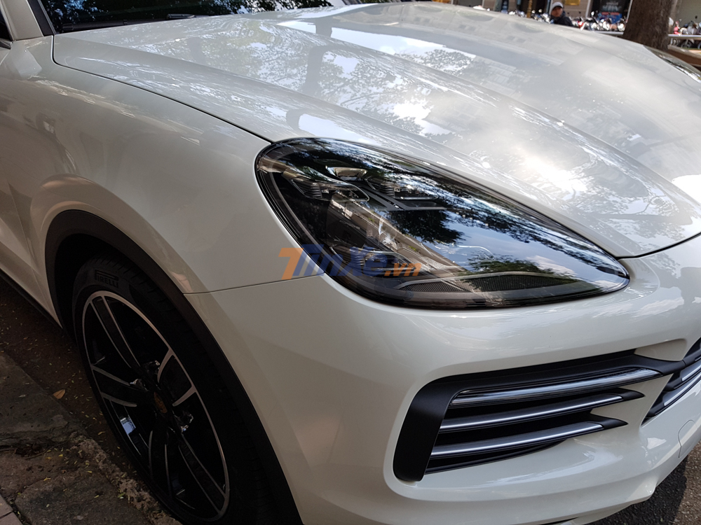 SUV hạng sang Porsche Cayenne S thế hệ mới của Cường Đ&ocirc;-la c&oacute; đ&egrave;n pha Full LED, hốc gi&oacute; trước thiết kế lại v&agrave; c&oacute; t&iacute;ch hợp th&ecirc;m đ&egrave;n xi-nhan dạng LED