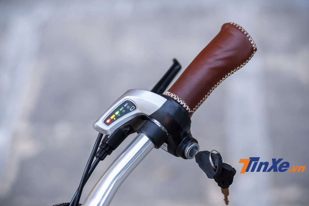 Tay ga của xe tích hợp kèm đèn LED hiển thị pin.