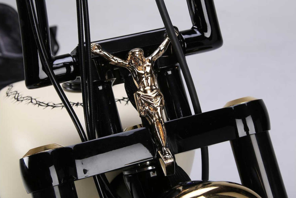 Thánh giá chúa Jesus ở trước đầu xe Thánh giá chúa Jesus ở trước đầu xe