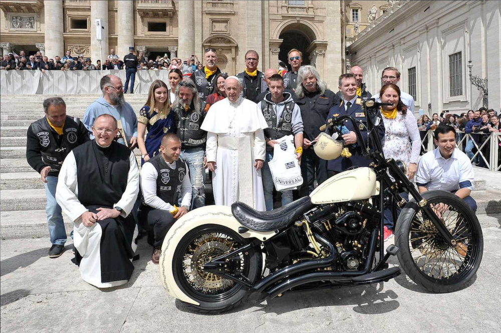 Chiếc Harley-Davidson White Unique có chữ ký của Giáo hoàng Francis Chiếc Harley-Davidson White Unique có chữ ký của Giáo hoàng Francis