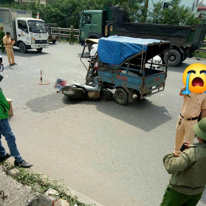 Hiện trường vụ tai nạn giữa chiếc xe m&aacute;y v&agrave; xe ba g&aacute;c