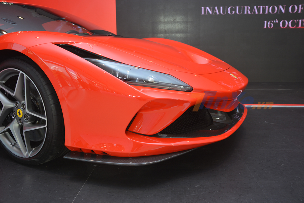 Đầu ti&ecirc;n ch&iacute;nh l&agrave; hốc gi&oacute; S-Duct lấy cảm hứng từ xe C&ocirc;ng thức 1 giống như Ferrari 488 Pista sở hữu