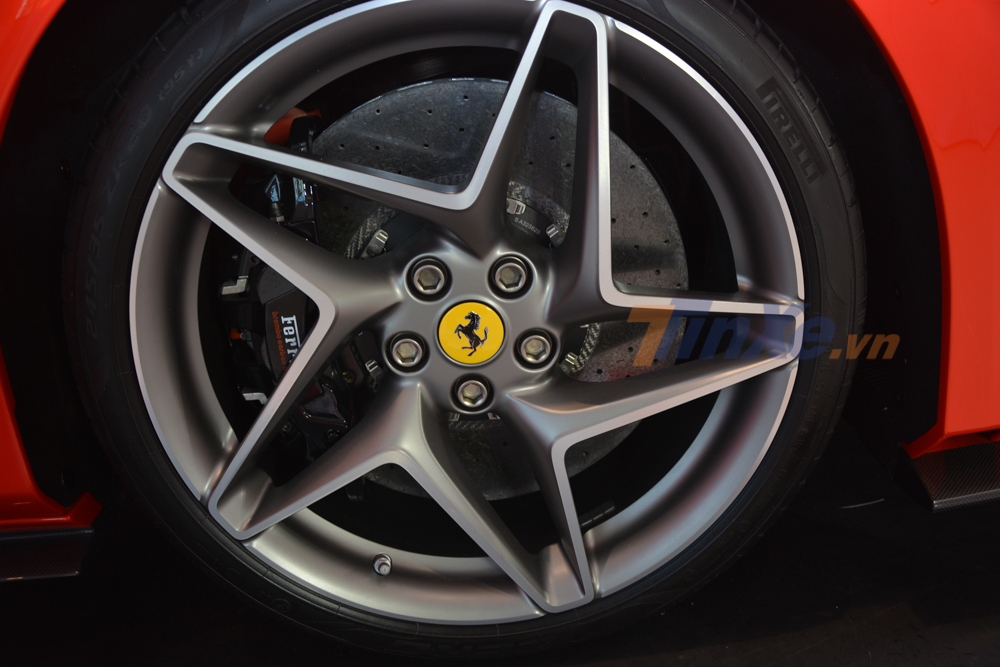 Si&ecirc;u xe Ferrari F8 Tributo sở hữu m&acirc;m thiết kế mới. La-zăng n&agrave;y c&oacute; 5 chấu k&eacute;p sơn m&agrave;u bạc với điểm nhấn l&agrave; chụp logo m&acirc;m m&agrave;u v&agrave;ng c&ugrave;ng ch&uacute; ngựa chồm đặc trưng của h&atilde;ng Ferrari ho&agrave;n th&agrave;nh m&agrave;u đen