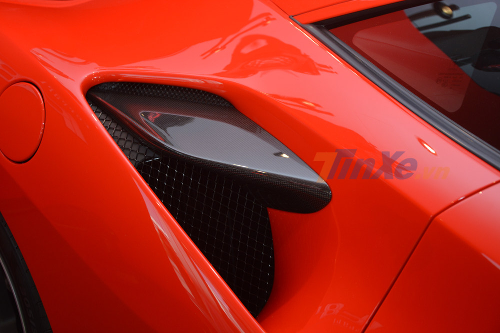 Ngo&agrave;i m&agrave;u sơn đỏ, chiếc si&ecirc;u xe Ferrari F8 Tributo đầu ti&ecirc;n về Việt Nam c&ograve;n c&oacute; nhiều chi tiết bằng carbon để tạo điểm nhấn cũng như gi&uacute;p xe giảm trọng lượng