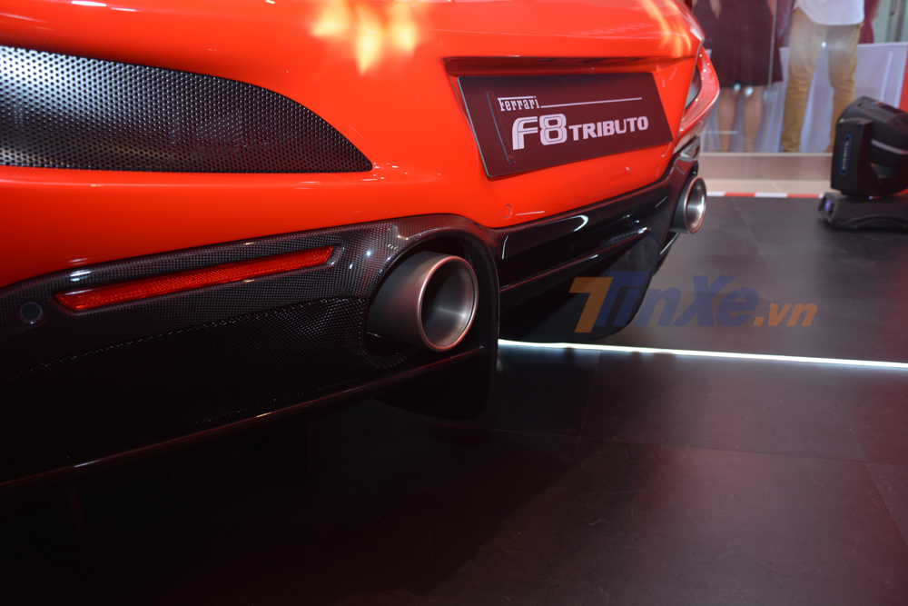Chưa hết, phần đu&ocirc;i xe của si&ecirc;u xe Ferrari F8 Tributo c&ograve;n c&oacute; khuếch t&aacute;n thể thao, ống xả dạng tr&ograve;n đối xứng v&agrave; lưới tản nhiệt c&aacute; t&iacute;nh