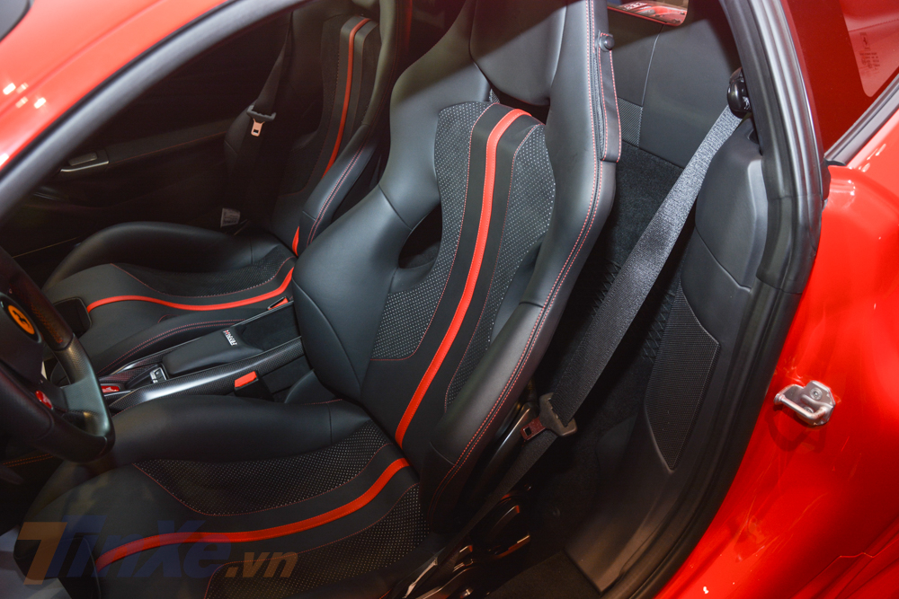 Ghế ngồi của Ferrari F8 Tributo